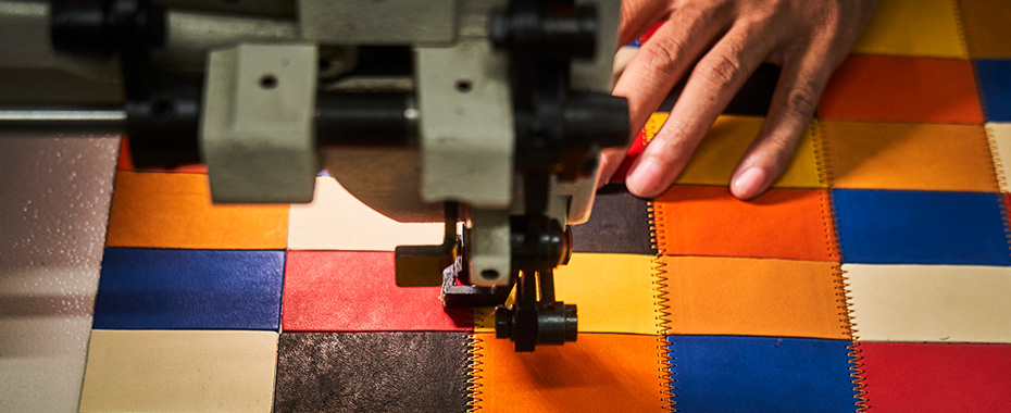 野球グローブ製造で培った縫製技術を革小物の作りにも応用
