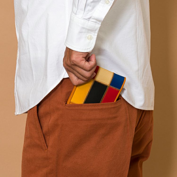 春の開運財布キャンペーン 2つ折り財布をズボンのポケットに入れる様子