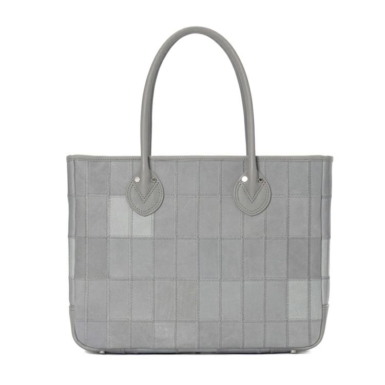 希少なグレーで仕立てた、アップグレードパネルトートと新作小物が登場